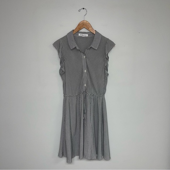BCBGeneration Shirt Dress Size Medium White Grey Striped Flutter Sleeves Flowy - Picture 2 of 11
